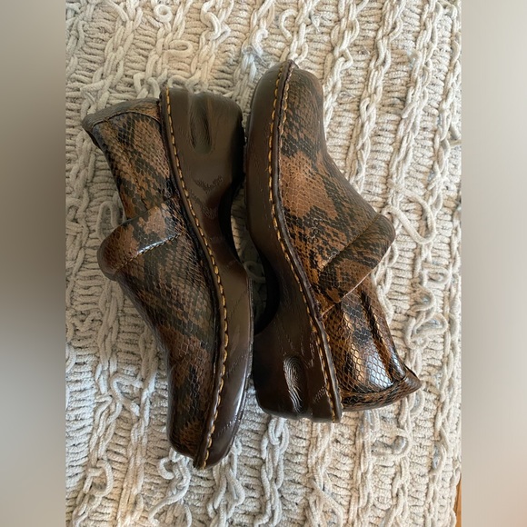 BOC Born Clogs Women’s Size 7.5 Tooled Snake Print Slip On Mules Shoes Brown - Picture 3 of 10